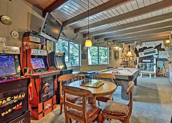 Family Cabin W/ Game Room Near Hiking + Skiing!